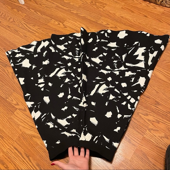 Black and white Banana Republic midi skirt - Picture 2 of 5